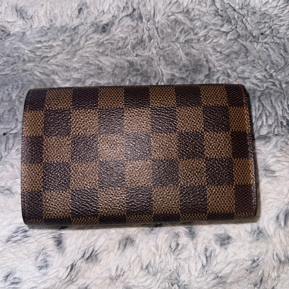 Men’s or Women’s Louie Vuitton and Rare Damier Ebene long wallet! Pre-loved 🔥🔥 - Picture 2 of 8